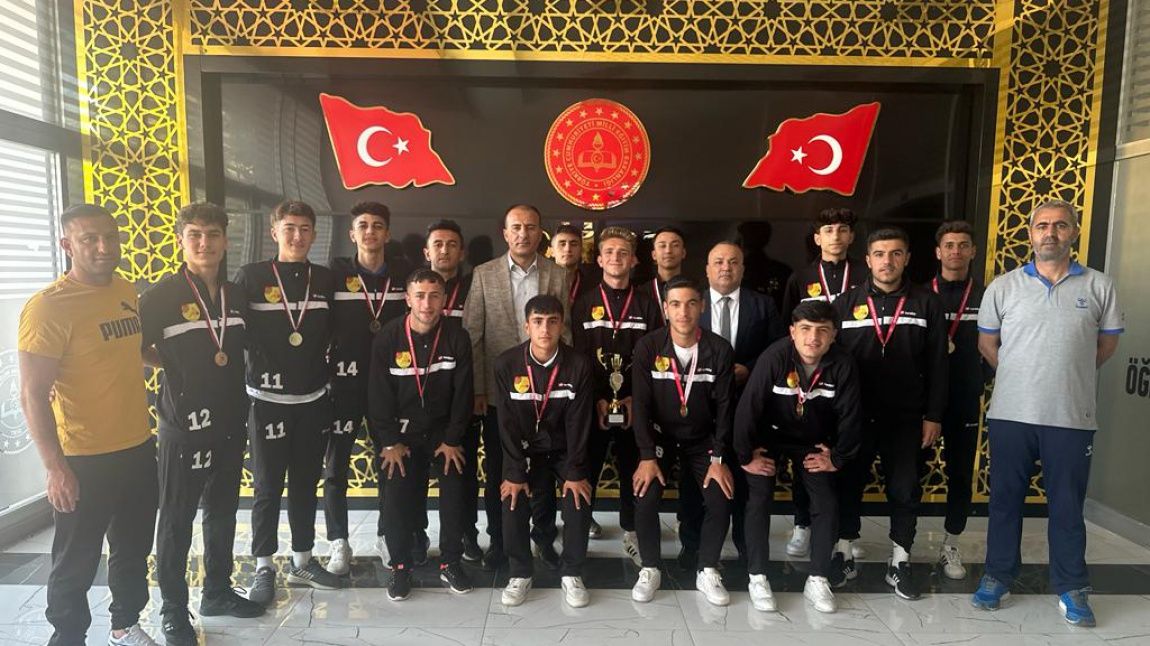 Okul Futbol Takımımız Türkiye Şampiyonasına katılmaya hak kazandı.